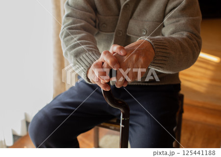 皺が刻まれた老人の手 125441188