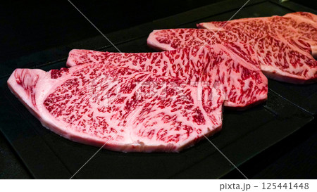 和牛ロースのすき焼き用肉 125441448