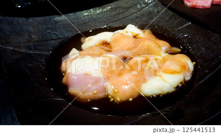 タレに漬け込んだ新鮮なホルモン 125441513