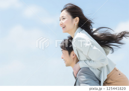 支え合いながら未来へ進むビジネスパートナー 125441820