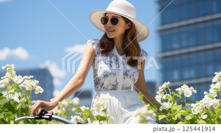 自転車に乗る日本人女性たち 自転車に乗る日本人女性たち 125441914
