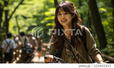 自転車に乗る日本人女性たち 125441915