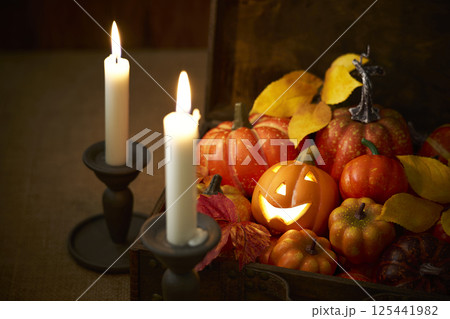 古いトランクに詰め込まれたカボチャ　ハロウィンイメージ 125441982