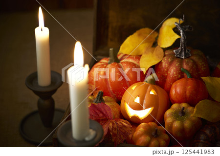 古いトランクに詰め込まれたカボチャ　ハロウィンイメージ 125441983
