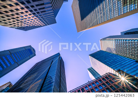 日本の東京都市景観 大手町のオフィス街やビルに反射する太陽光などを望む。新時代に希望の光 日本の東京都市景観 大手町のオフィス街やビルに反射する太陽光などを望む。新時代に希望の光 125442063