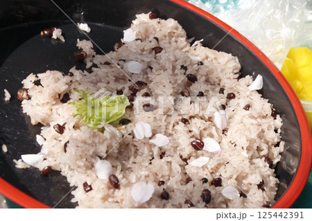 お花見中の赤飯 お花見中の赤飯 125442391