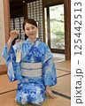 浴衣を着た若い女性 125442513