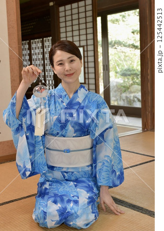 浴衣を着た若い女性 浴衣を着た若い女性 125442513