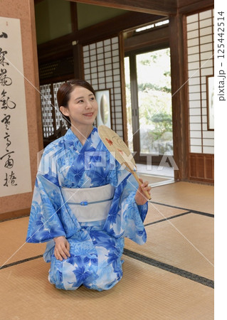 浴衣を着た若い女性 125442514