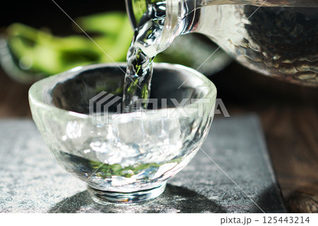 注がれる日本酒と枝豆 注がれる日本酒と枝豆 125443214