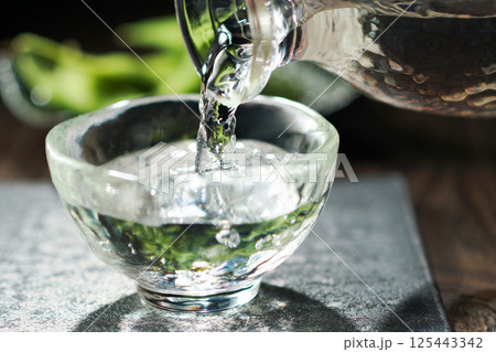 注がれる日本酒と枝豆 注がれる日本酒と枝豆 125443342
