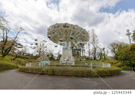 遊園地にあるアトラクション【回転ブランコ】　ブランコがぐるぐる回る遊具 125443344