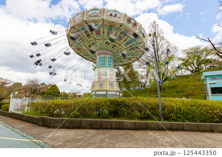 遊園地にあるアトラクション【回転ブランコ】 ブランコがぐるぐる回る遊具 遊園地にあるアトラクション【回転ブランコ】 ブランコがぐるぐる回る遊具 125443350