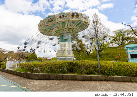 遊園地にあるアトラクション【回転ブランコ】 ブランコがぐるぐる回る遊具 遊園地にあるアトラクション【回転ブランコ】 ブランコがぐるぐる回る遊具 125443351