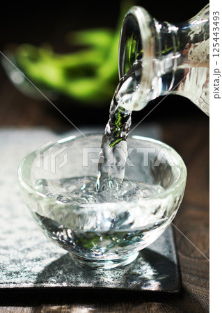 注がれる日本酒と枝豆 注がれる日本酒と枝豆 125443493