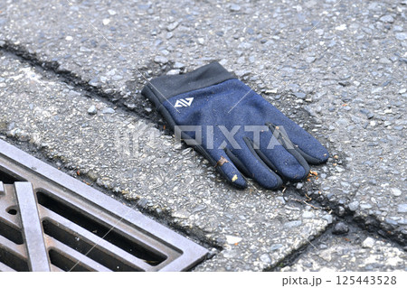 日本の横浜都市景観 手袋の落とし物…雨上がり、車が通り過ぎる道路(横断歩道)の脇に…(※非演出) 日本の横浜都市景観 手袋の落とし物…雨上がり、車が通り過ぎる道路(横断歩道)の脇に…(※非演出) 125443528