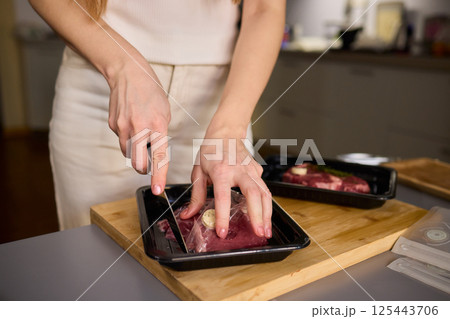 Mastering Skillful Meat Preparation Using a Very Sharp Knife for Culinary Excellence 125443706