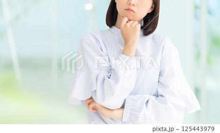 考えごとをする女性・ビジネスウーマン 125443979