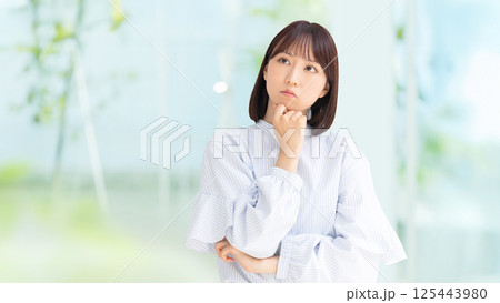 考えごとをする女性・ビジネスウーマン 125443980