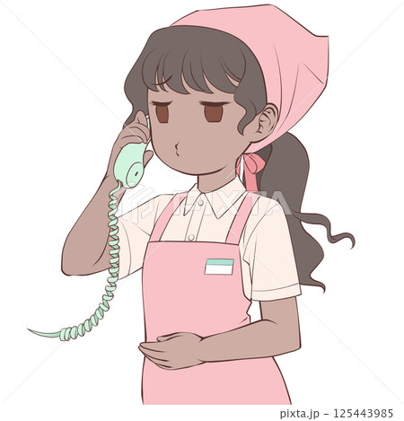 受話器を持って話す褐色肌の女性店員・口を尖らせる 125443985