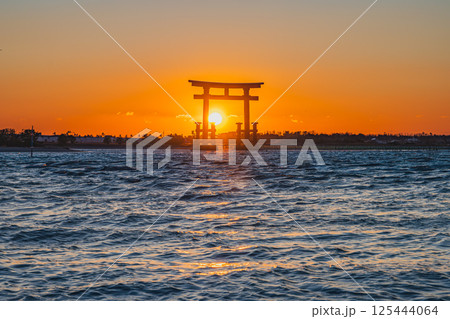 浜松市の日の入り前の弁天島の赤い鳥居の風景(静岡県) 125444064