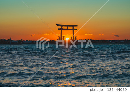 浜松市の日の入り前の弁天島の赤い鳥居の風景(静岡県) 125444089