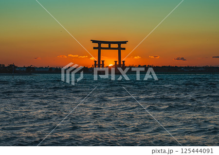 浜松市の日の入りの弁天島の赤い鳥居の風景(静岡県) 浜松市の日の入りの弁天島の赤い鳥居の風景(静岡県) 125444091