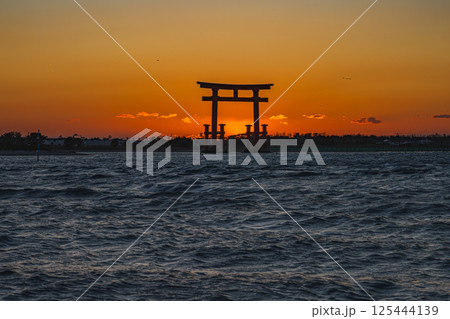 浜松市の日の入りの弁天島の赤い鳥居の風景(静岡県) 125444139