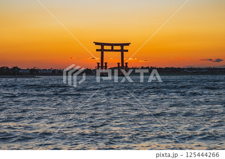 浜松市の日没後の弁天島の赤い鳥居の風景(静岡県) 125444266