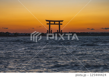 浜松市の日没後の弁天島の赤い鳥居の風景(静岡県) 浜松市の日没後の弁天島の赤い鳥居の風景(静岡県) 125444424
