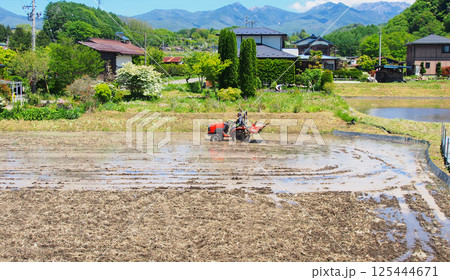 八ヶ岳山麓の田んぼ 春の代掻き風景 八ヶ岳山麓の田んぼ 春の代掻き風景 125444671