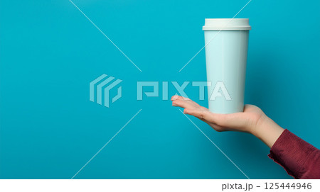 カップを持つ手・モックアップ画像 125444946