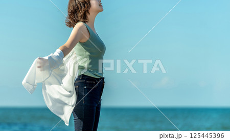 夏の海と笑顔の女性 125445396