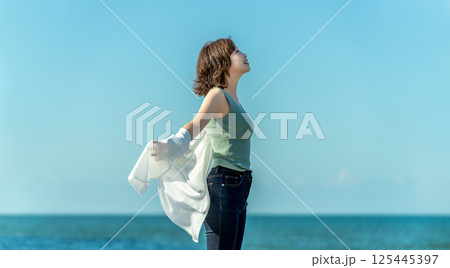 夏の海と笑顔の女性 125445397