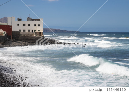 Atlantic ocean and a white house, Gran Canaria, Spain 125446130