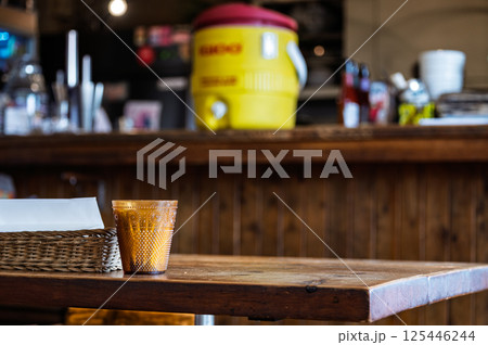 オシャレなカフェのカウンター オシャレなカフェのカウンター 125446244