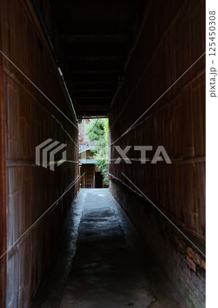 京都でよくある路地 日本 京都でよくある路地 日本 125450308