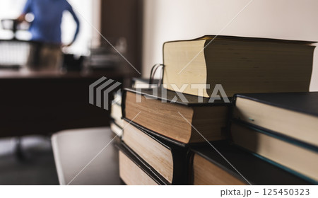 デスクに積まれた法律書とオフィスの風景 125450323