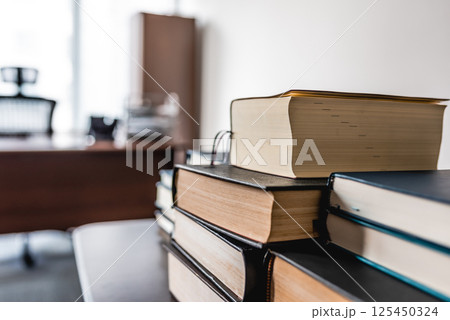 専門書と男性 125450324