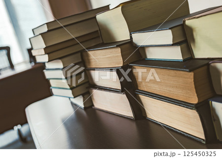 分厚い専門書のある部屋 125450325