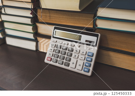 部屋に専門書が大量に積まれている 125450333