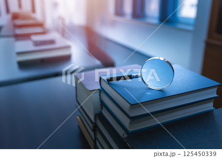 ルーペと分厚い書物 125450339