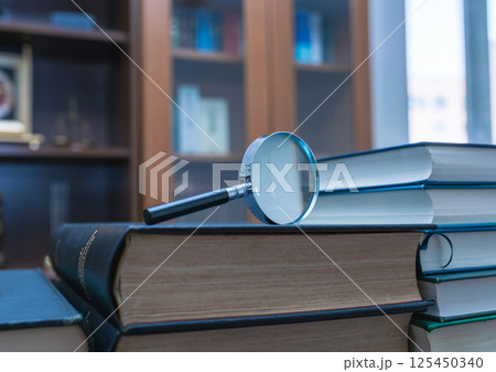 ルーペと分厚い書物 ルーペと分厚い書物 125450340