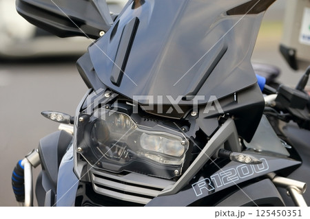 オートバイのヘッドライト 125450351
