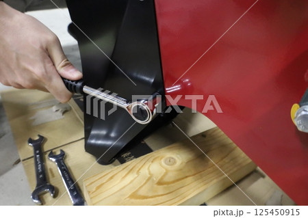 ボルトを締める作業 ボルトを締める作業 125450915