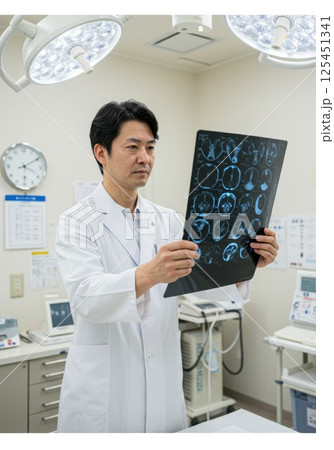 X線写真を診る医師（ai生成画像） 125451341