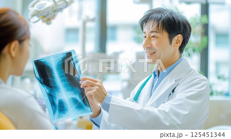 X線写真を診る医師（ai生成画像） 125451344