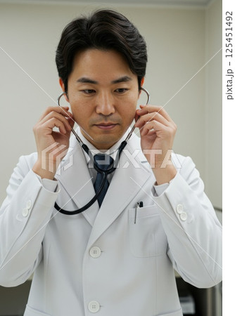 聴診器を調整する医師（ai生成画像） 125451492
