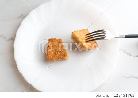 フォークですくう焼き菓子④ 125451763