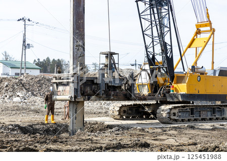 杭抜き工事風景 125451988